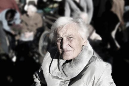 woman-100342_1280